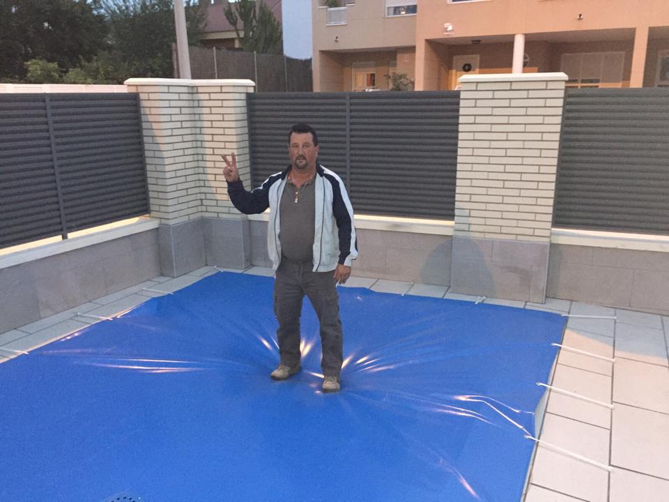 Manta protectora resistente para piscinas