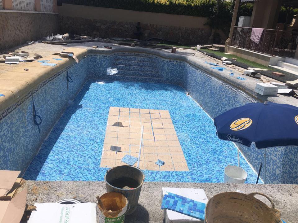 Piscina gresite azul en obras