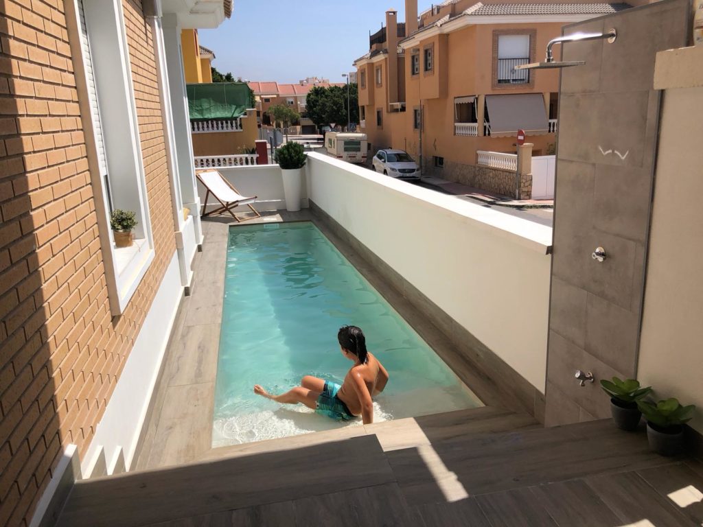 Niño bañandose en una piscina