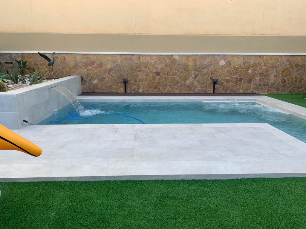 Piscina con cascada
