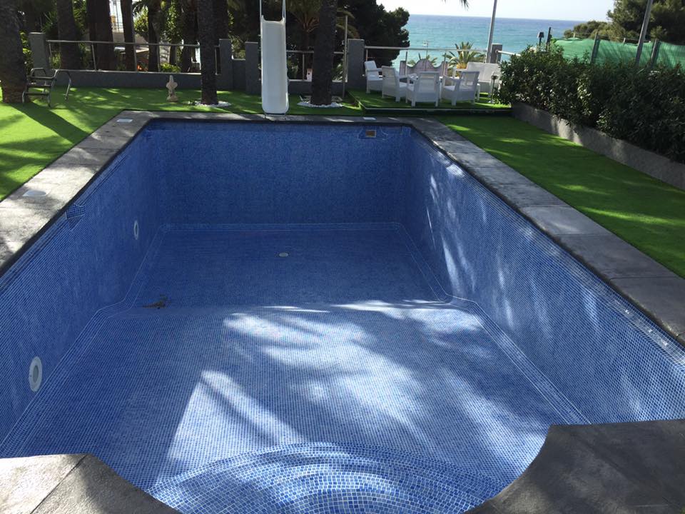 Piscina vacía azul