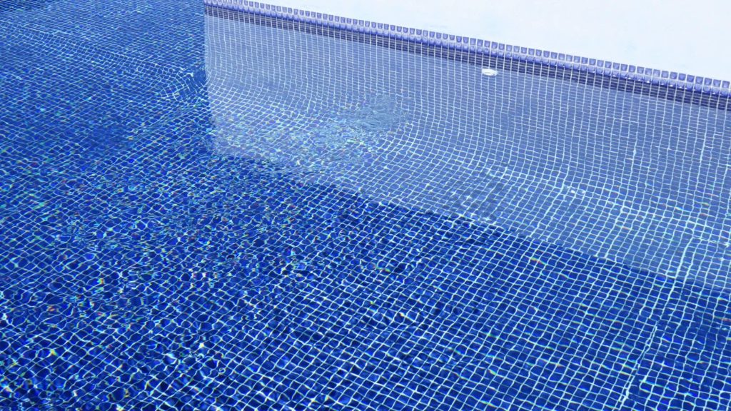Vaso de una piscina en gresite azul