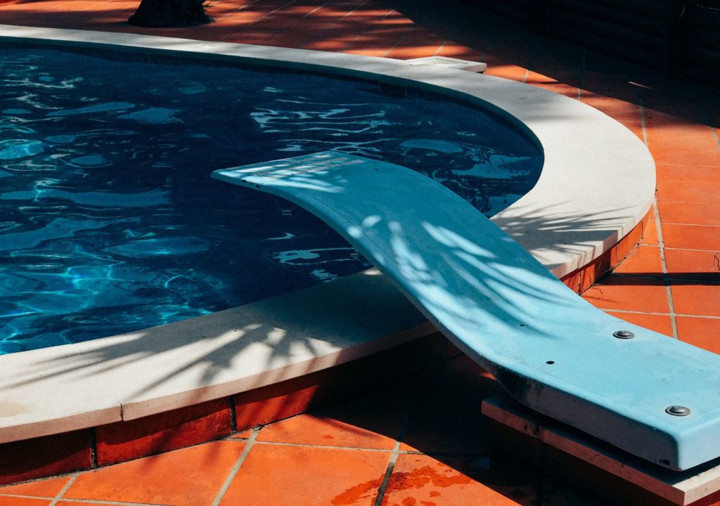Piscina con trampolín