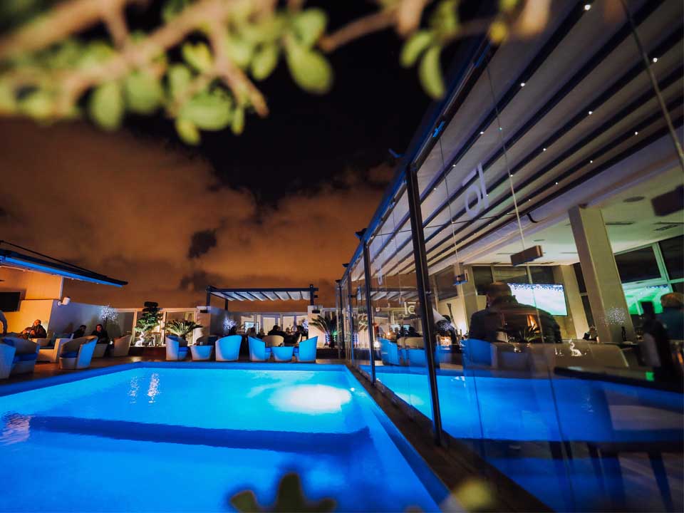 Piscina con luces LED
